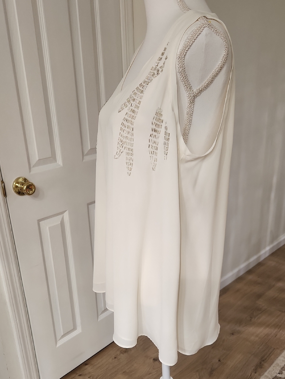 Alfani Ivory Chiffon V-neck Blouse Beaded Sleeveless Flowy Top Size 16 - Picture 4 of 17